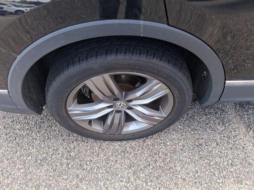 Deep Black Pearl Effect 2021 Volkswagen Tiguan 2.0T SEL