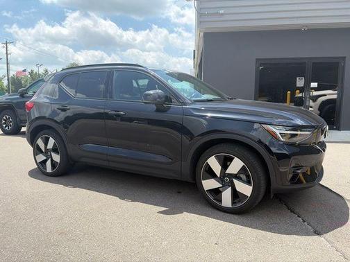 Onyx Black Metallic 2024 Volvo XC40 Recharge Pure Electric Twin Plus