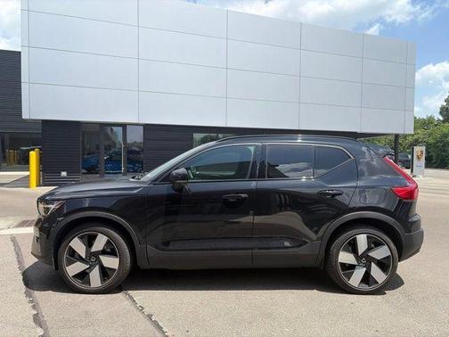 Onyx Black Metallic 2024 Volvo XC40 Recharge Pure Electric Twin Plus