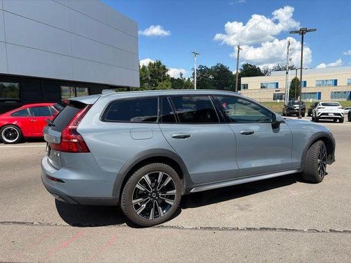 Thunder Gray Metallic 2023 Volvo V60 Cross Country B5 Ultimate