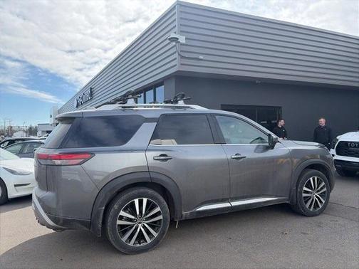 2024 Nissan Pathfinder Platinum