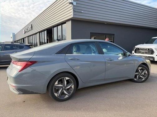 2022 Hyundai ELANTRA Limited