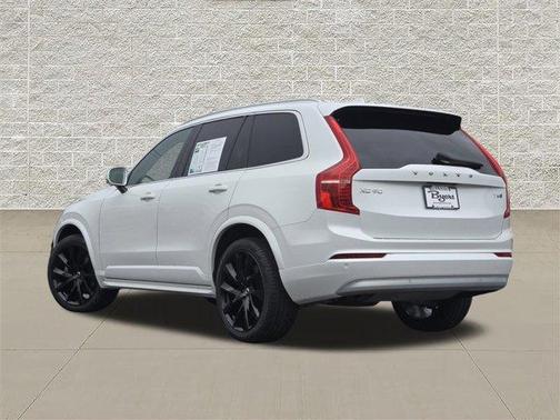 Crystal White Metallic 2022 Volvo XC90 T6 Momentum 7 Passenger