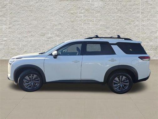 White 2022 Nissan Pathfinder SV