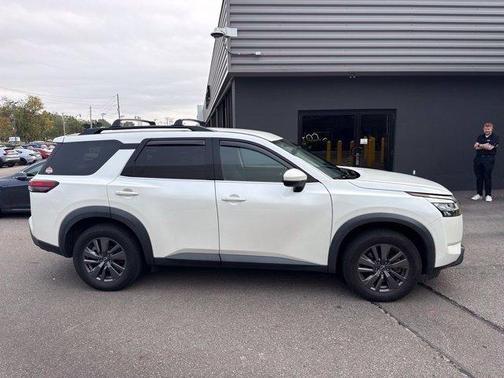White 2022 Nissan Pathfinder SV