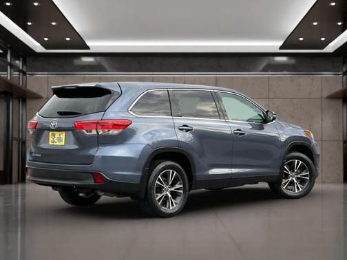 2019 Toyota Highlander LE I4
