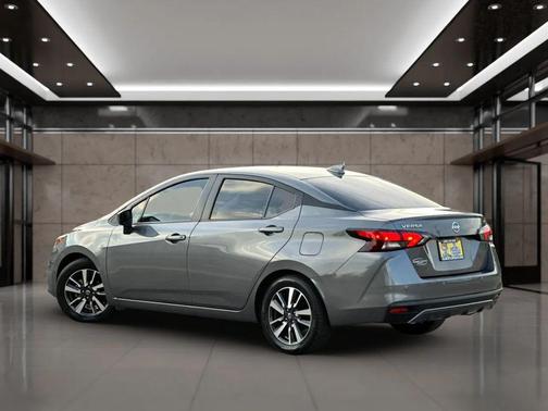 Gun Metallic 2022 Nissan Versa 1.6 SV