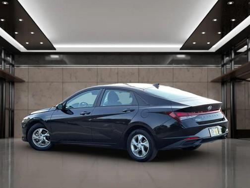 Black 2023 Hyundai ELANTRA SE