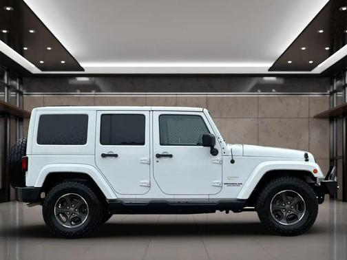 Bright White Clearcoat 2014 Jeep Wrangler Unlimited Sahara