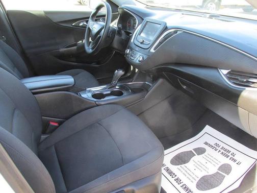 White 2017 Chevrolet Malibu 1LT