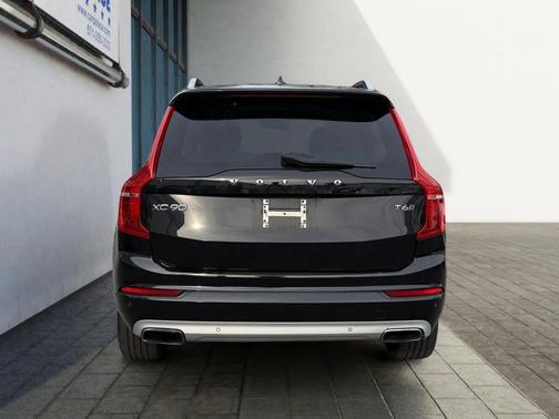 2016 Volvo XC90 T6 Momentum