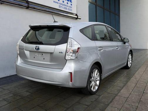 2013 Toyota Prius v Five