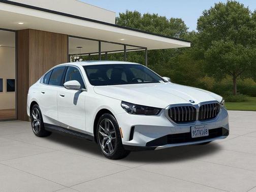 Alpine White 2025 BMW i5 eDrive40