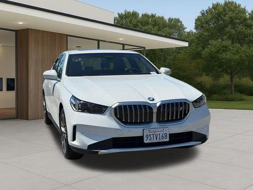 Alpine White 2025 BMW i5 eDrive40