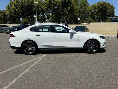 Alpine White 2025 BMW i5 eDrive40