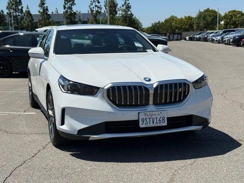 Alpine White 2025 BMW i5 eDrive40