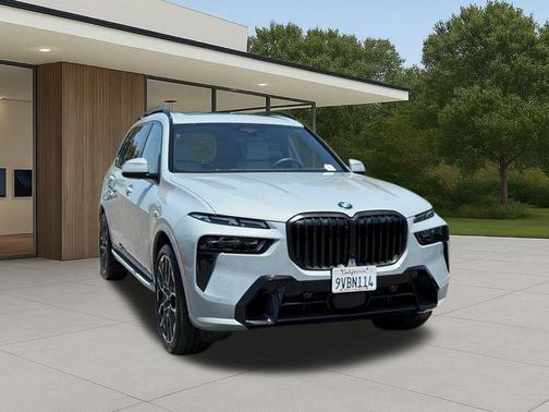 Gray Metallic 2026 BMW X7 xDrive40i