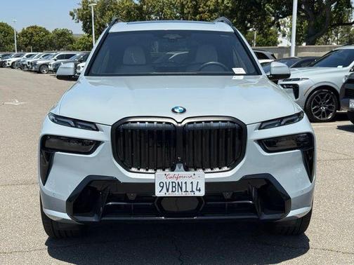 Gray Metallic 2026 BMW X7 xDrive40i