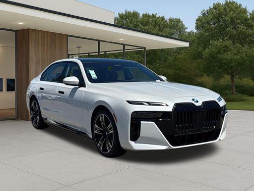 Mineral White Metallic 2026 BMW 750e xDrive