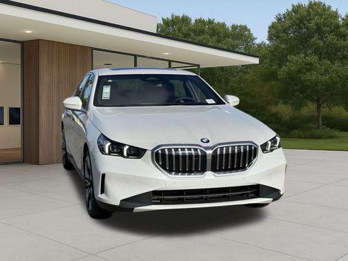 Mineral White Metallic 2026 BMW 530 i
