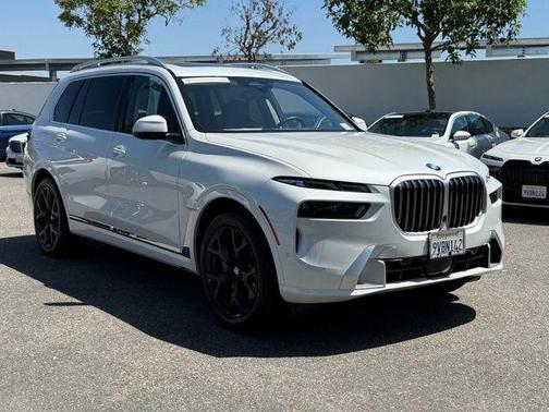 Mineral White Metallic 2026 BMW X7 xDrive40i