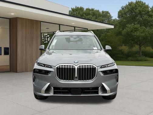 Gray Metallic 2026 BMW X7 xDrive40i