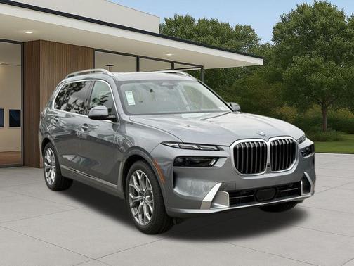 Gray Metallic 2026 BMW X7 xDrive40i