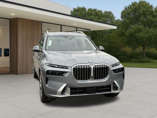 Gray Metallic 2026 BMW X7 xDrive40i