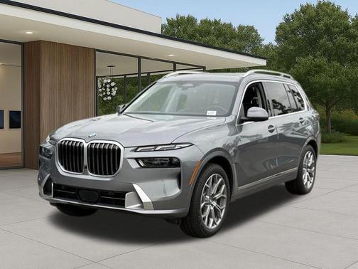 Gray Metallic 2026 BMW X7 xDrive40i