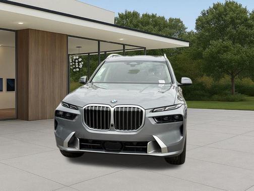 Gray Metallic 2026 BMW X7 xDrive40i
