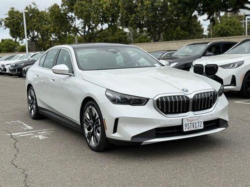 Mineral White Metallic 2025 BMW i5 xDrive40