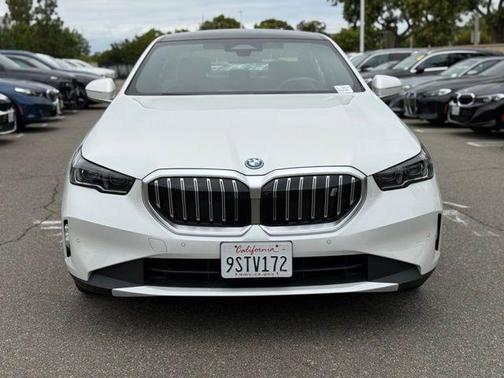 Mineral White Metallic 2025 BMW i5 xDrive40