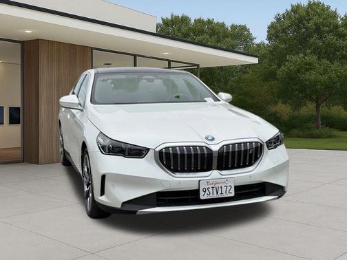 Mineral White Metallic 2025 BMW i5 xDrive40