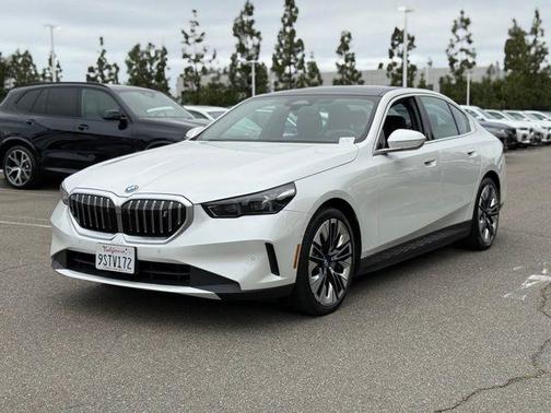 Mineral White Metallic 2025 BMW i5 xDrive40