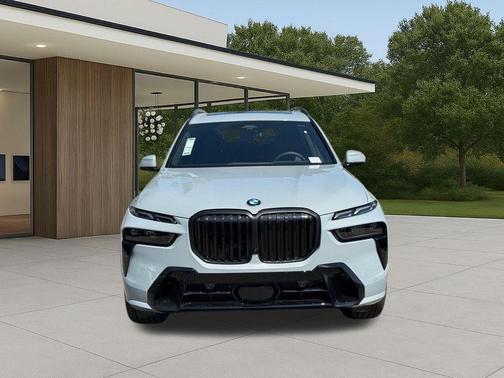 Gray Metallic 2026 BMW X7 xDrive40i