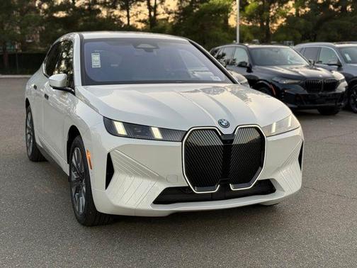Mineral White Metallic 2026 BMW iX xDrive45