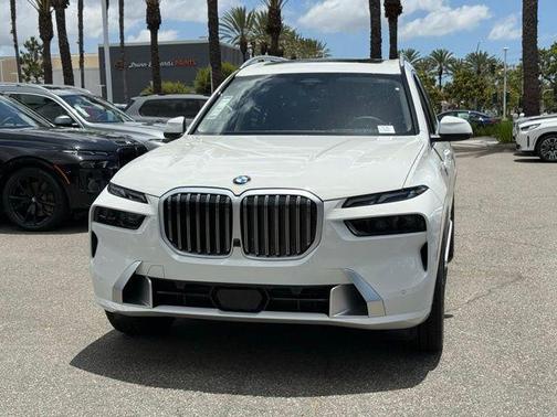 Alpine White 2027 BMW X7 xDrive40i