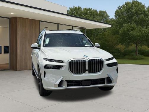 Alpine White 2027 BMW X7 xDrive40i