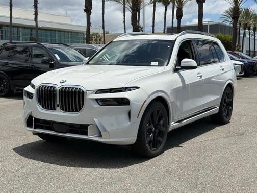 Alpine White 2027 BMW X7 xDrive40i