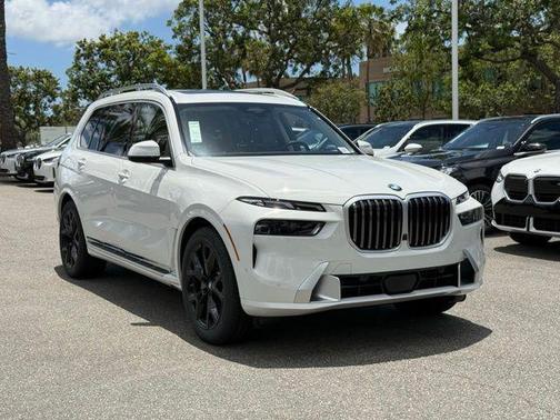 Alpine White 2027 BMW X7 xDrive40i