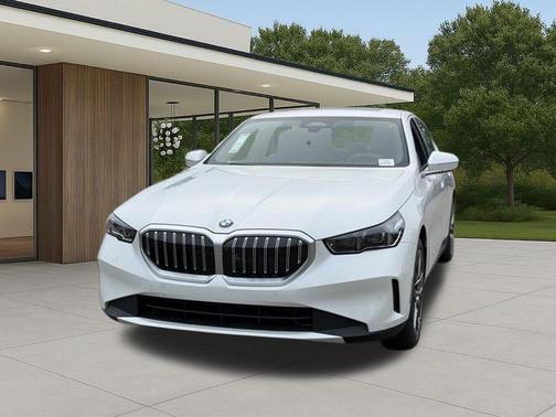 Mineral White Metallic 2026 BMW 530 i