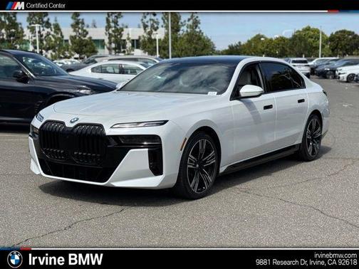 Mineral White Metallic 2024 BMW i7 xDrive60