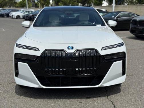 Mineral White Metallic 2024 BMW i7 xDrive60