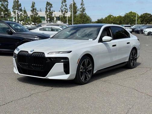 Mineral White Metallic 2024 BMW i7 xDrive60