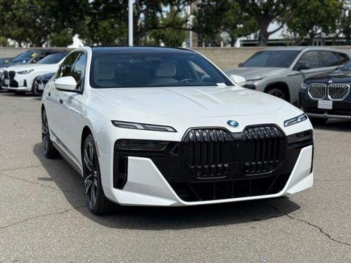 Mineral White Metallic 2024 BMW i7 xDrive60
