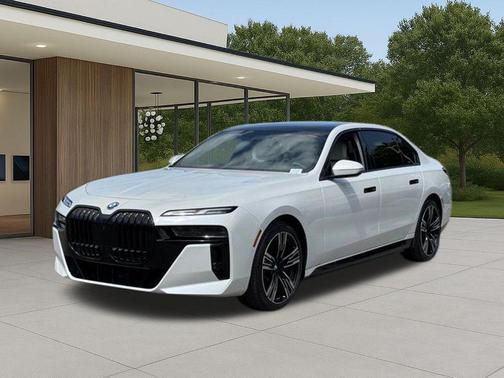 Mineral White Metallic 2024 BMW i7 xDrive60