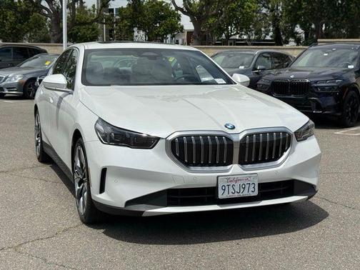 Mineral White Metallic 2026 BMW 530 i