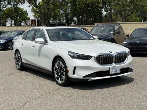 Mineral White Metallic 2026 BMW 530 i