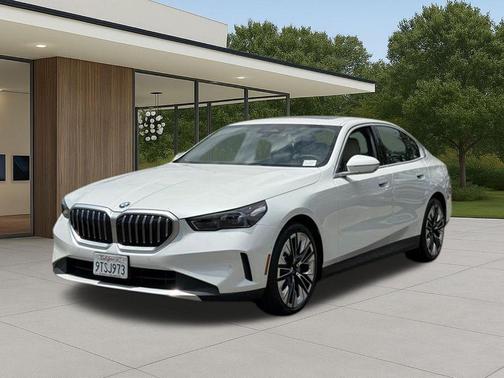 Mineral White Metallic 2026 BMW 530 i