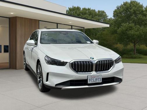 Mineral White Metallic 2026 BMW 530 i